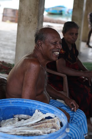 Point Petro海岸的漁夫, Jaffna的難民原本都是靠土地與海洋生活的人, 離開土地與海洋後他們的謀生技能發揮不了作用, 變成了苦力做著僅能糊口但無法儲蓄的工作