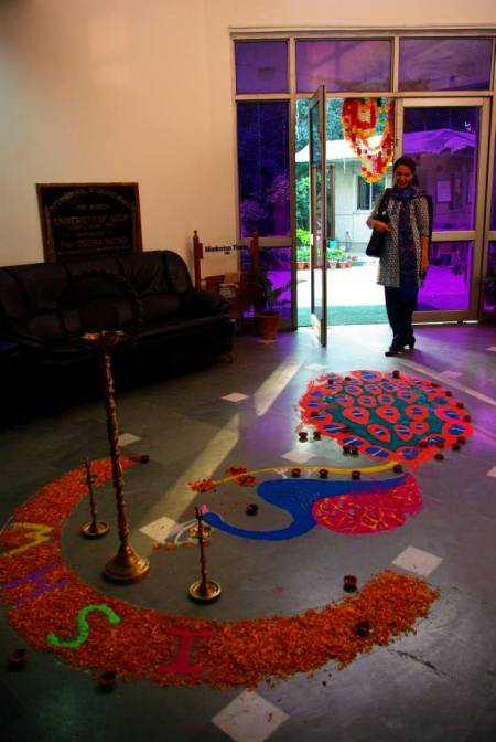 ←以彩粉在地面畫上吉祥圖案是慶祝燈節(Diwali)的傳統
