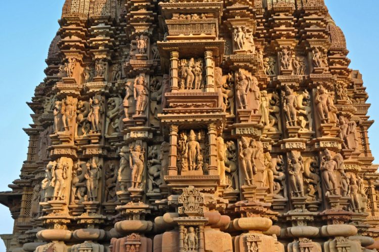 聞名世界的卡朱拉候建築群（Khajuraho Group of Monuments）在1986年被UNESCO列為世界文化遺產，其最大的特色之一就是建物上密密麻麻的性愛雕刻