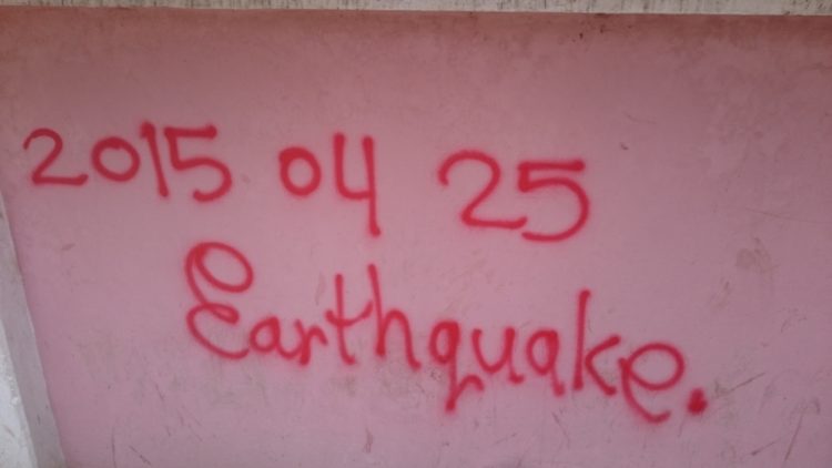 牆上寫著2015年4月25日的地震，這是尼泊爾人永忘懷的一刻