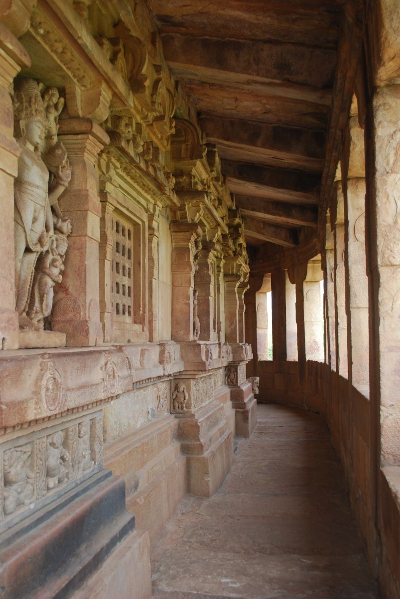 大多數印度寺廟會沿著廟牆建置走道，给善男信女向神敬拜時繞行。這是印度人入廟参拜必走之行程。