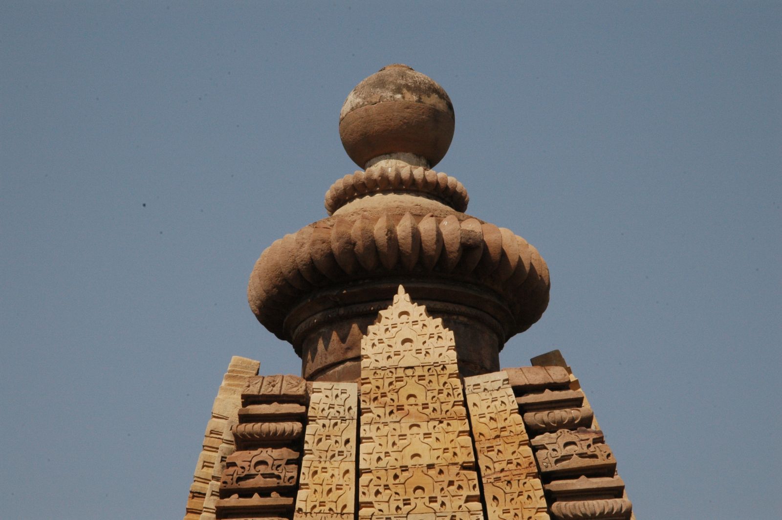 梵語翻譯字面上「山峰」。是指北印度的印度教寺廟中央神的神殿上塔的造型。錫哈拉之下最神聖的地方（sanctorum）裡供奉主神，錫哈拉造型突出，也等同印度教寺廟的標記。在南印度部稱為唯瑪納（宮殿vimana