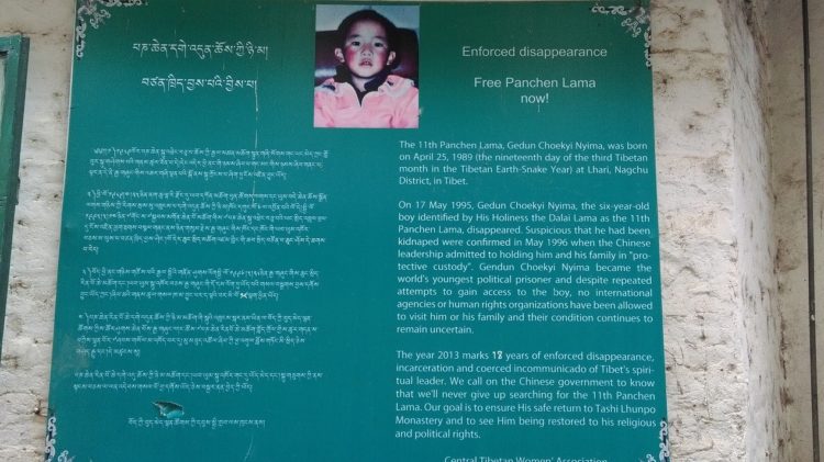 說明:達蘭薩拉街頭要求釋放十一世班禪喇嘛的看板