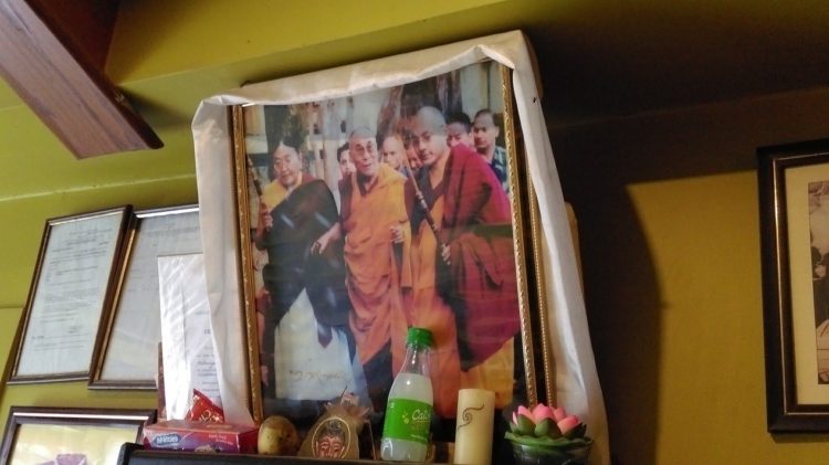 圖說: 左起薩迦法王(Sakya Trizin)、達賴喇嘛及大寶法王