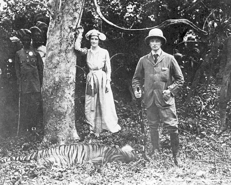 Lord_and_Lady_Curzon_on_a_hunt_in_1903_(2)