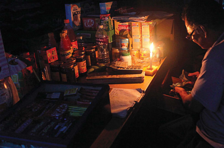 商家點蠟燭做生意source-Nepali-Times