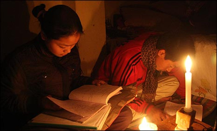 學生點蠟燭讀書寫作業source-BBC